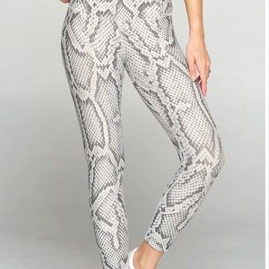 Snakeskin print leggings